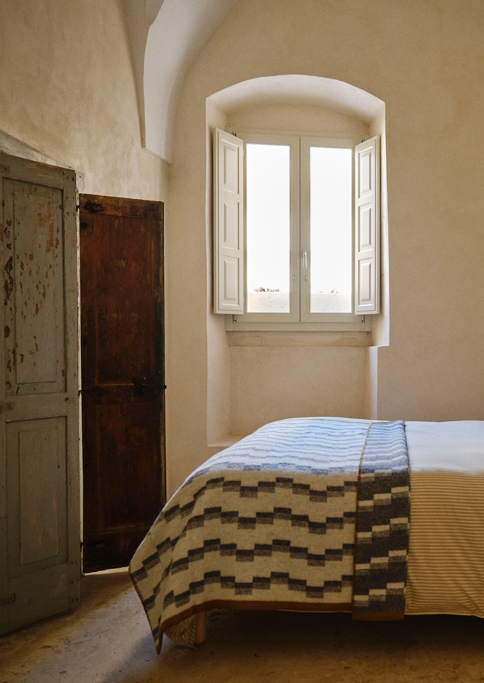 Jacquard Stepped Stripe Wool Blanket | Ecru/Charcoal - Image 3