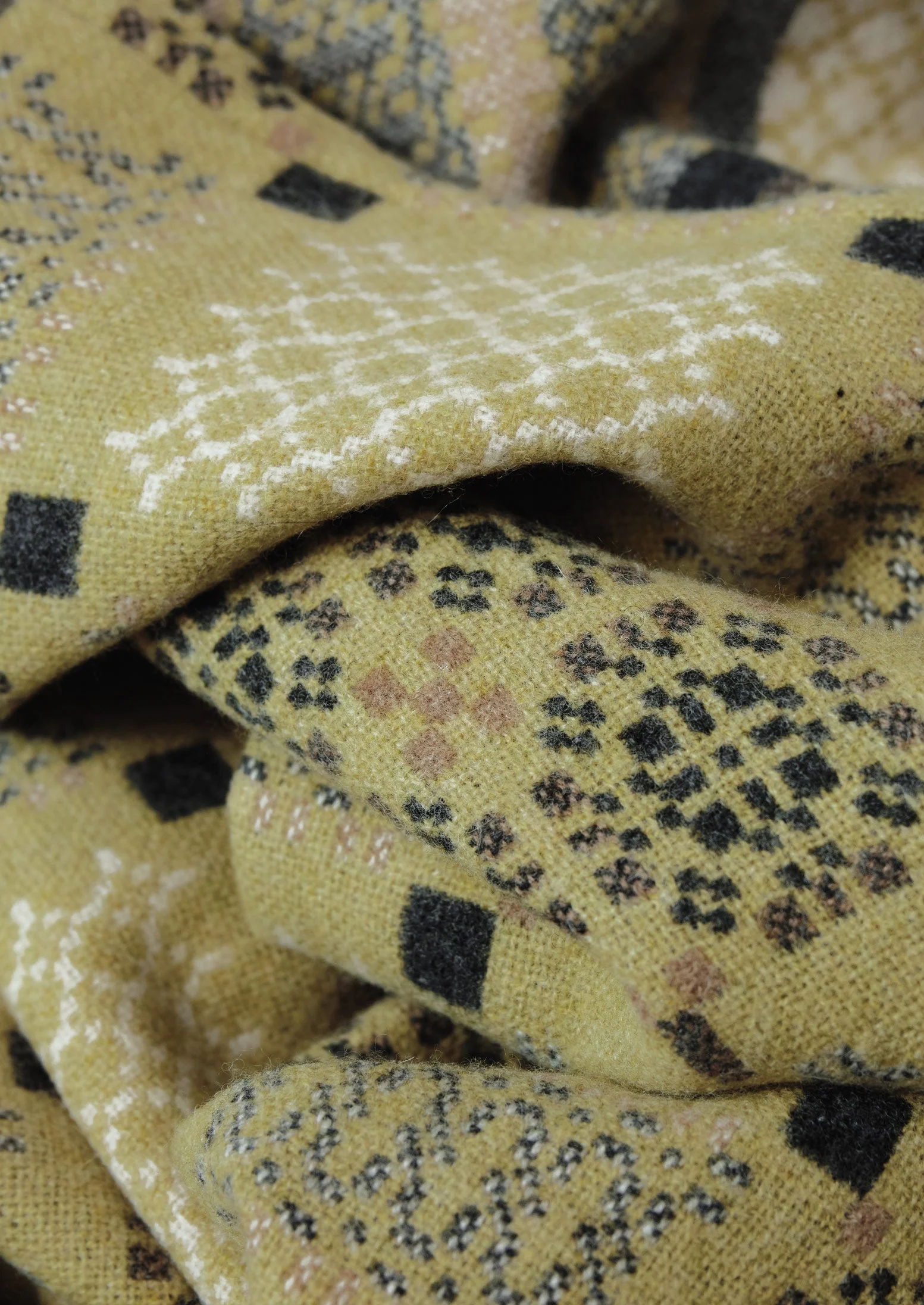 Melin Tregwynt Welsh Blanket | Catkin/Charcoal - Image 4